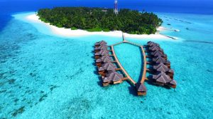 Strandbungalow på kristallklart vatten, en drömresa till Maldiverna