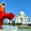 En man poserar framför Taj Mahal på en resa till Indien