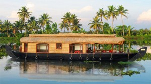 Husbåt som reser genom Indien